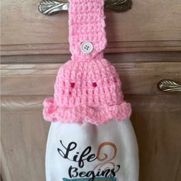 Hanging kitchen towel w/pink crochet top - Picture 5 of 6
